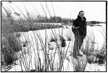 406677 Afbeelding van boswachter Bert Bos in het natuurgebied Westbroekse Zodden bij Tienhoven.